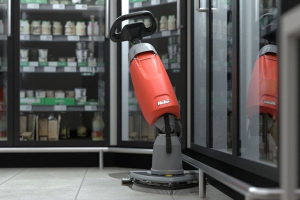 Handgeführte Kehrmaschinen mit Akku-Antrieb reinigen effizienter und leicht mittelgroße Flächen.